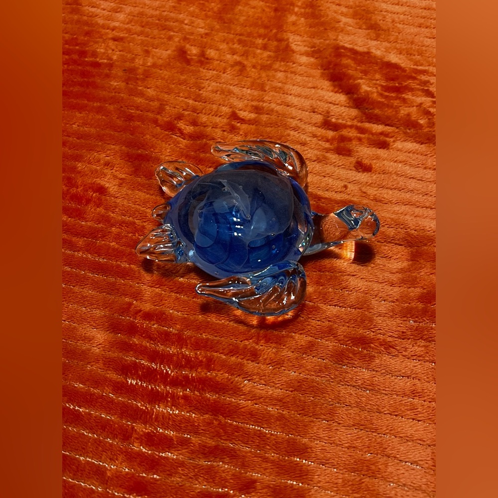 Dynasty Gallery Clear Blue Swirl Sea Turtle Art Glass Figurine Paperweight.
